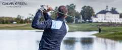 Galvin Green Kundengeschichte Mann spielt draußen Golf