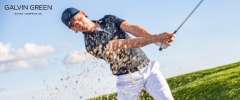 Galvin Green Kundengeschichte Mann in weißem Shirt und schwarzer Hose beim Golfspielen